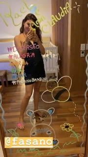 Isis Valverde feet photo thumbnail