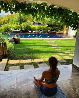 Isis Valverde feet photo thumbnail