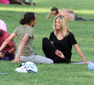 Heidi Klum feet photo thumbnail