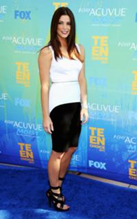 Ashley Greene feet photo thumbnail