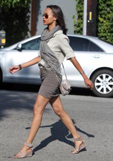 Zoe Saldana feet photo thumbnail