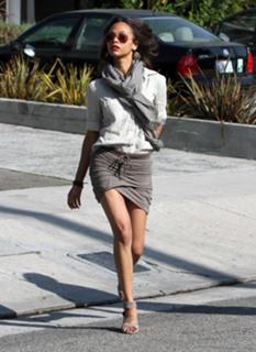 Zoe Saldana feet photo thumbnail