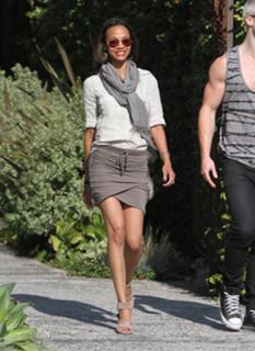 Zoe Saldana feet photo thumbnail