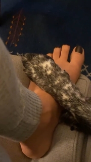 Adriene Mishler feet photo thumbnail