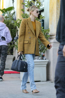 Hailey Bieber feet photo thumbnail
