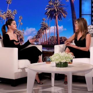 Selena Gomez feet photo thumbnail