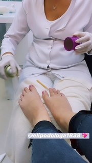 Larissa Manoela feet photo thumbnail