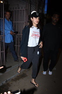 Anushka Sharma feet photo thumbnail