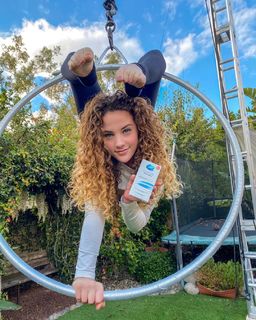 Sofie Dossi feet photo thumbnail