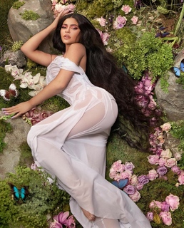 Kylie Jenner feet photo thumbnail