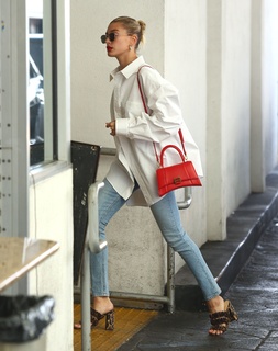 Hailey Bieber feet photo thumbnail