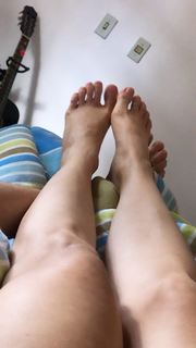 Alaine Crissiê feet photo thumbnail