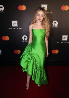 Sabrina Carpenter feet photo thumbnail