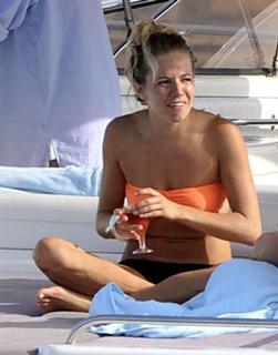 Sienna Miller feet photo thumbnail