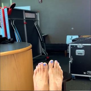 Kyle Unfug feet photo thumbnail