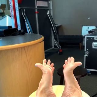 Kyle Unfug feet photo thumbnail