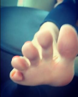 Kyle Unfug feet photo thumbnail
