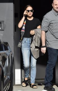 Natalie Portman feet photo thumbnail