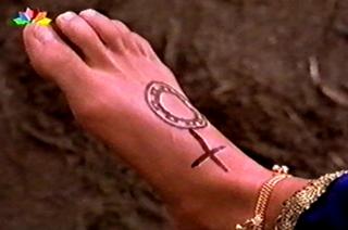 Lucy Lawless feet photo thumbnail