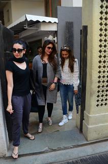 Karisma Kapoor feet photo thumbnail