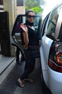 Karisma Kapoor feet photo thumbnail