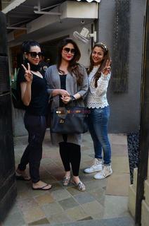 Karisma Kapoor feet photo thumbnail