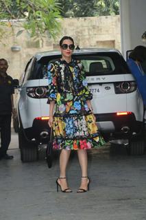 Karisma Kapoor feet photo thumbnail