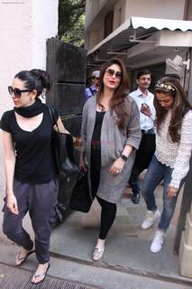 Karisma Kapoor feet photo thumbnail