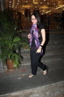 Karisma Kapoor feet photo thumbnail