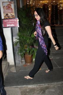 Karisma Kapoor feet photo thumbnail