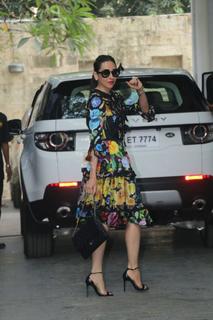 Karisma Kapoor feet photo thumbnail