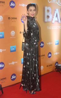 Karisma Kapoor feet photo thumbnail