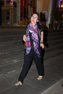 Karisma Kapoor feet photo thumbnail
