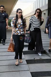 Karisma Kapoor feet photo thumbnail