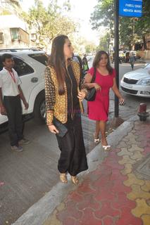 Karisma Kapoor feet photo thumbnail