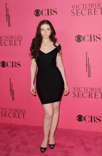 Michelle Trachtenberg feet photo thumbnail