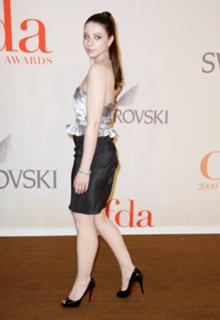 Michelle Trachtenberg feet photo thumbnail