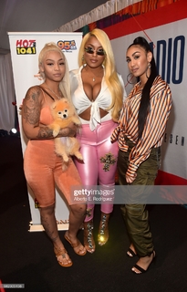 Queen Naija feet photo thumbnail