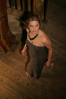 Lucy Lawless feet photo thumbnail