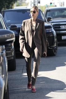 Hailey Bieber feet photo thumbnail