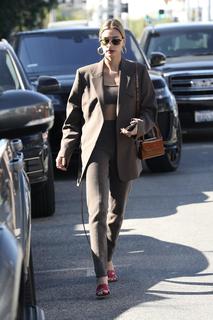 Hailey Bieber feet photo thumbnail