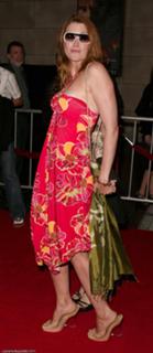 Lucy Lawless feet photo thumbnail
