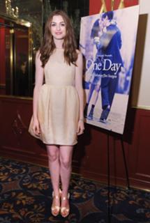 Anne Hathaway feet photo thumbnail