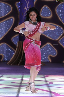 Taapsee Pannu feet photo thumbnail