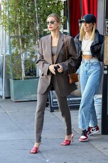 Hailey Bieber feet photo thumbnail