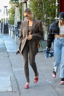 Hailey Bieber feet photo thumbnail