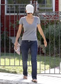 Halle Berry feet photo thumbnail