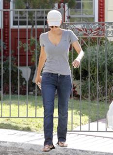 Halle Berry feet photo thumbnail