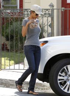 Halle Berry feet photo thumbnail