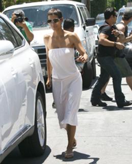 Halle Berry feet photo thumbnail